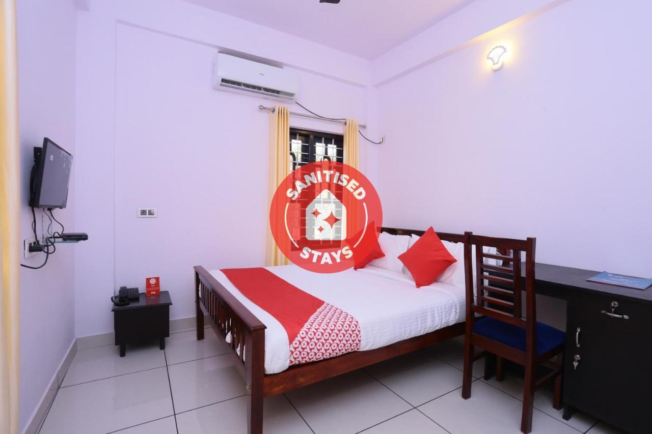 Hôtel Oyo 26697 United Residency à Kazhakuttam Extérieur photo