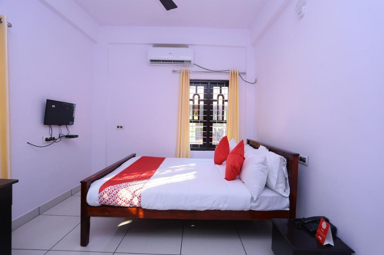 Hôtel Oyo 26697 United Residency à Kazhakuttam Extérieur photo