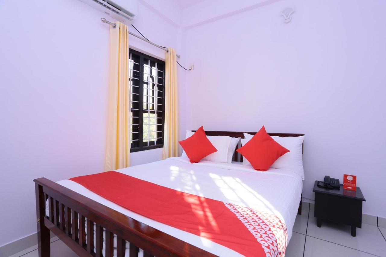 Hôtel Oyo 26697 United Residency à Kazhakuttam Extérieur photo