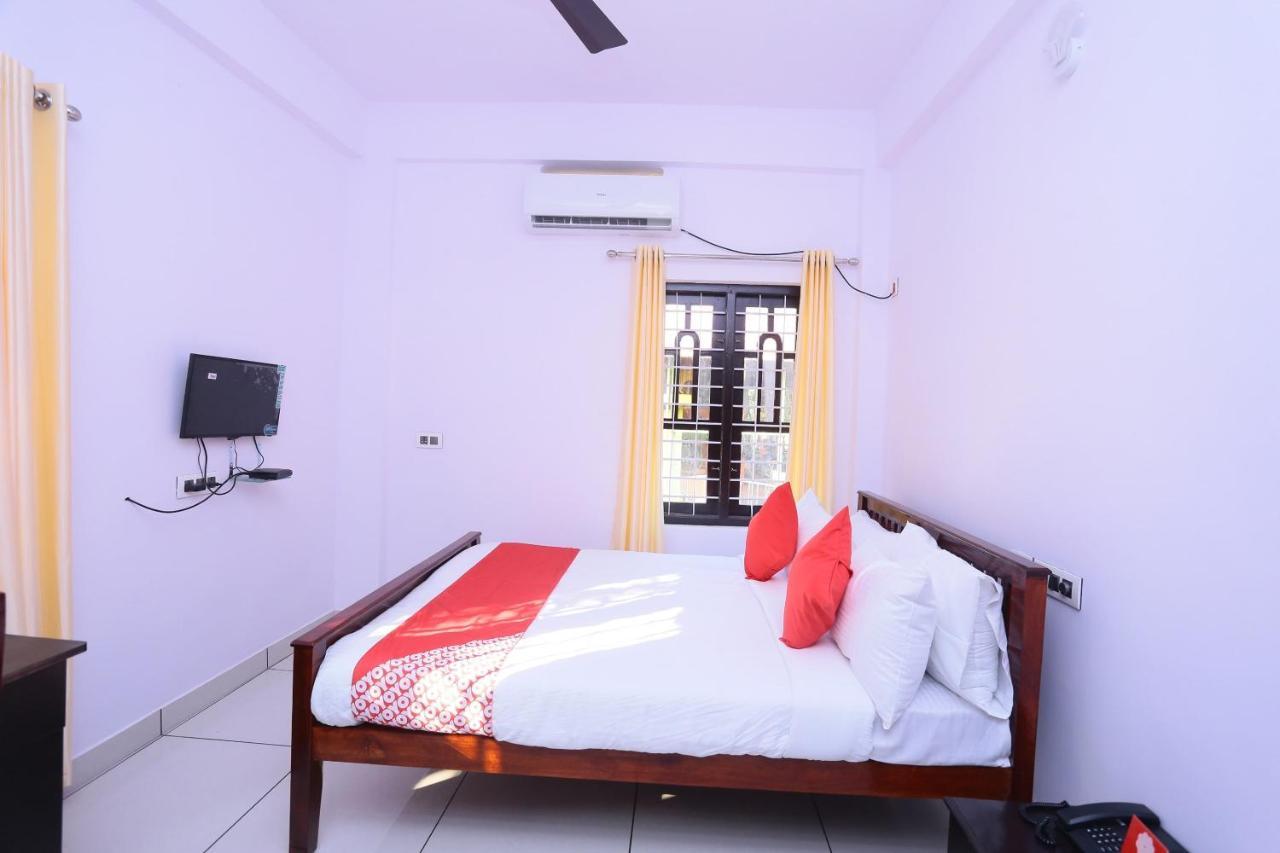 Hôtel Oyo 26697 United Residency à Kazhakuttam Extérieur photo