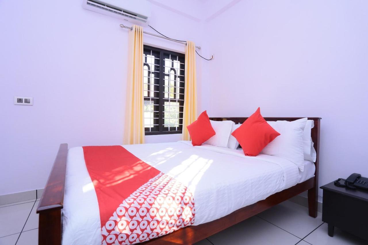 Hôtel Oyo 26697 United Residency à Kazhakuttam Extérieur photo
