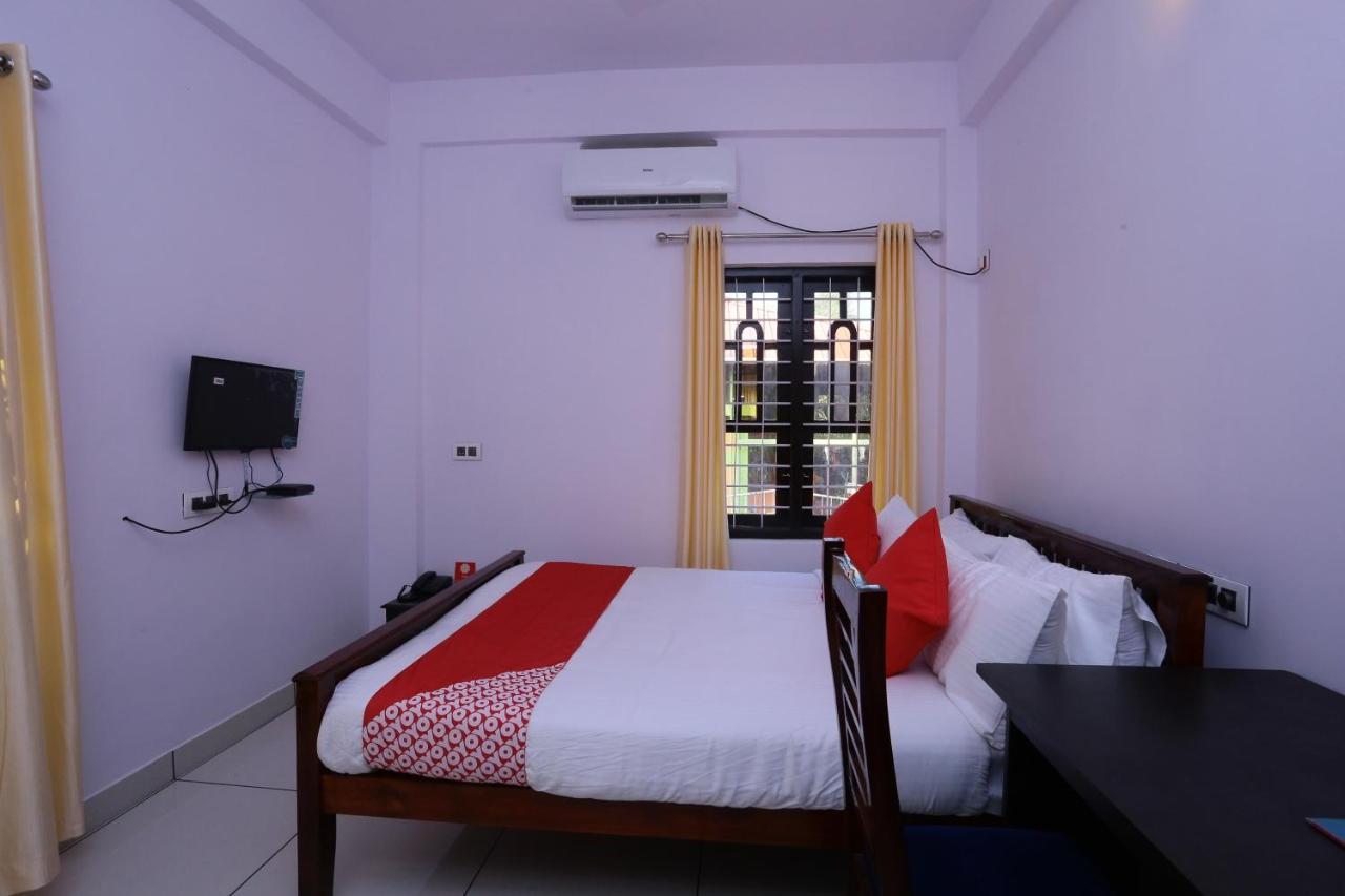 Hôtel Oyo 26697 United Residency à Kazhakuttam Extérieur photo