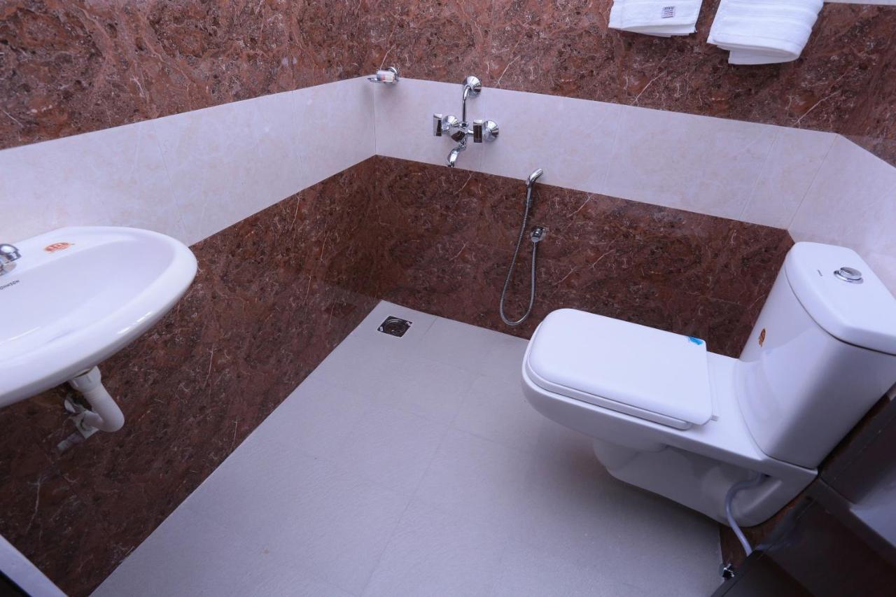 Hôtel Oyo 26697 United Residency à Kazhakuttam Extérieur photo