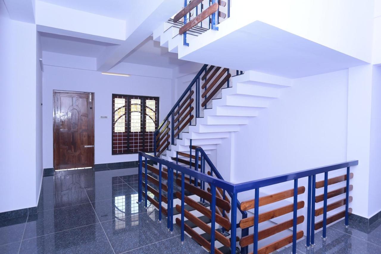Hôtel Oyo 26697 United Residency à Kazhakuttam Extérieur photo