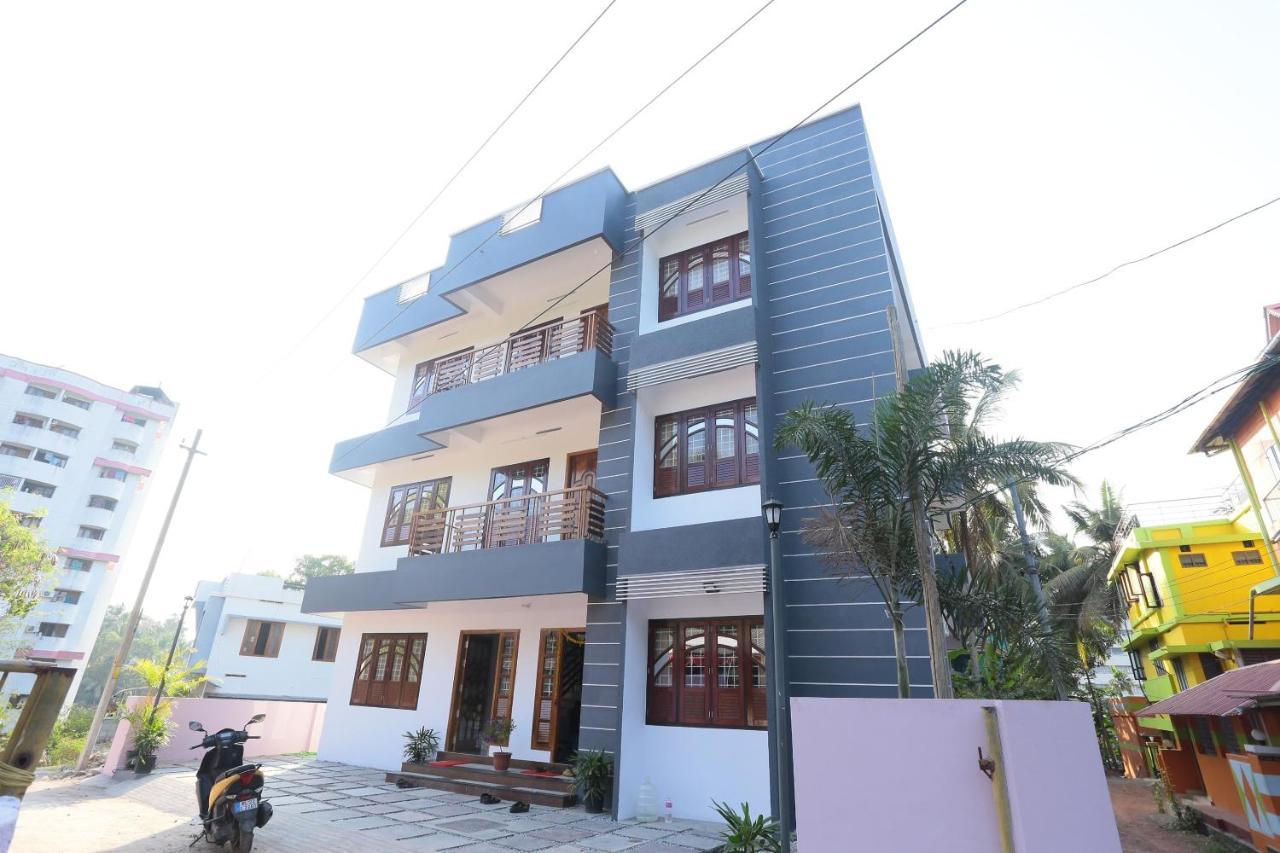 Hôtel Oyo 26697 United Residency à Kazhakuttam Extérieur photo