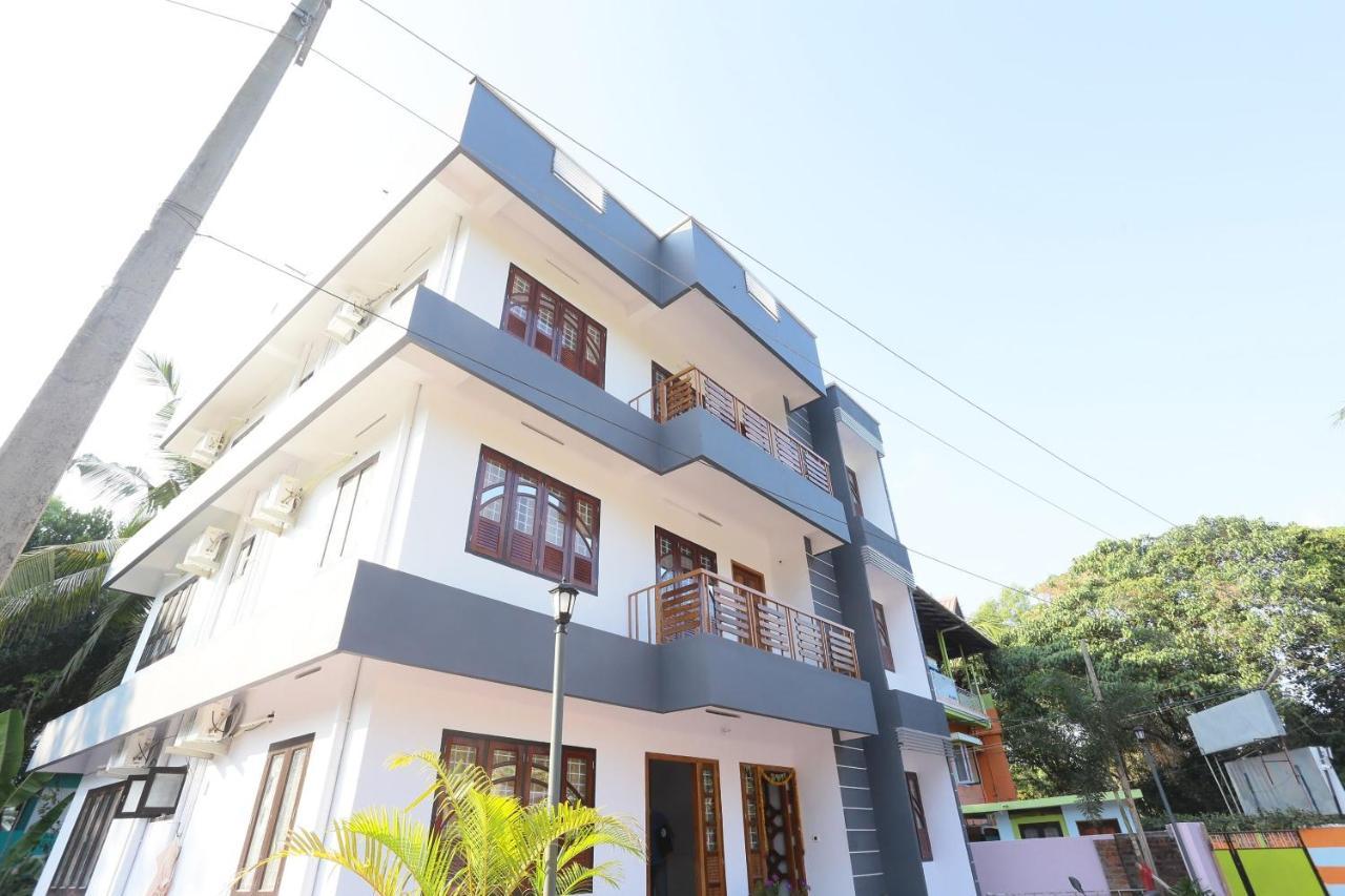 Hôtel Oyo 26697 United Residency à Kazhakuttam Extérieur photo